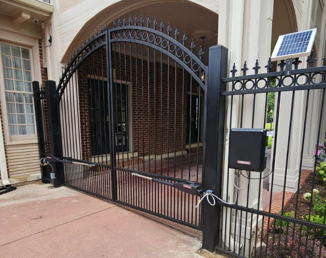 metal gate with automatic opening 2